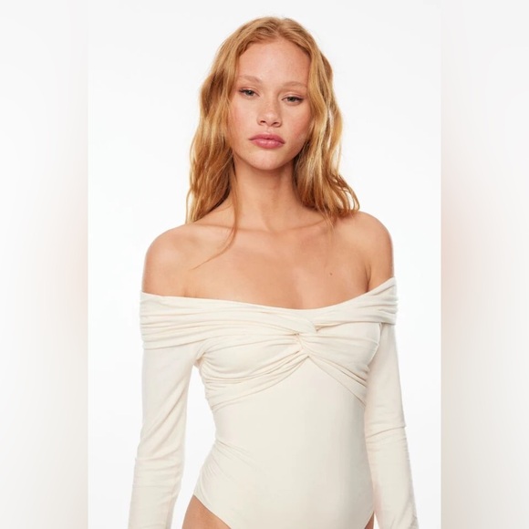 Dynamite off-shoulder bodysuit - Picture 2 of 3